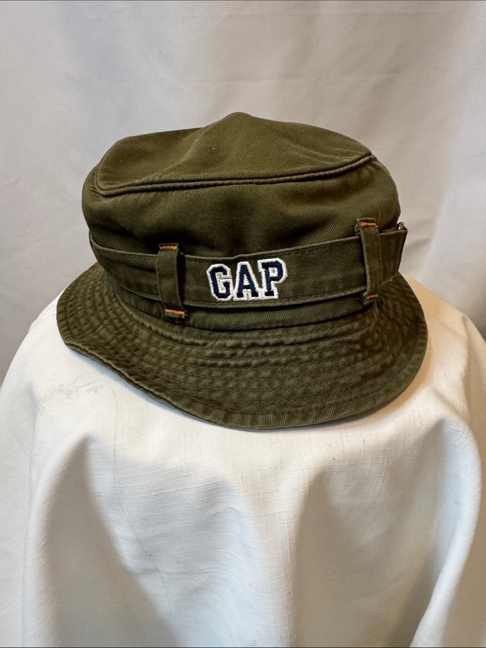 GAP large bucket cap. Olive military.
